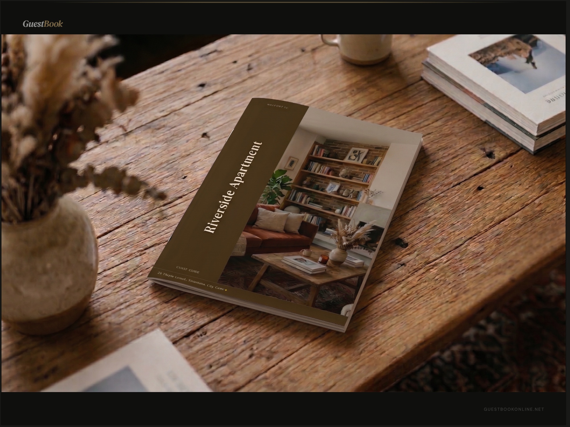 Le guide imprimé, posé sur la table